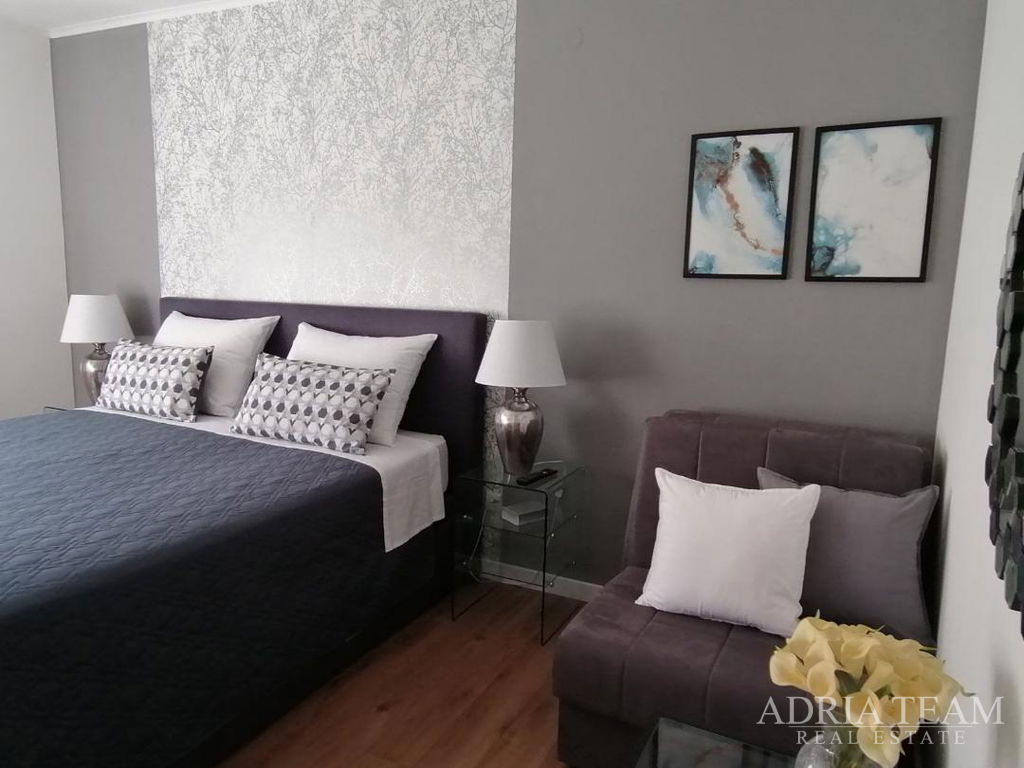 MODERN TWO-BEDROOM APARTMENT WITH GARDEN AND GARAGE – LUKORAN, ISLAND OF UGLJAN