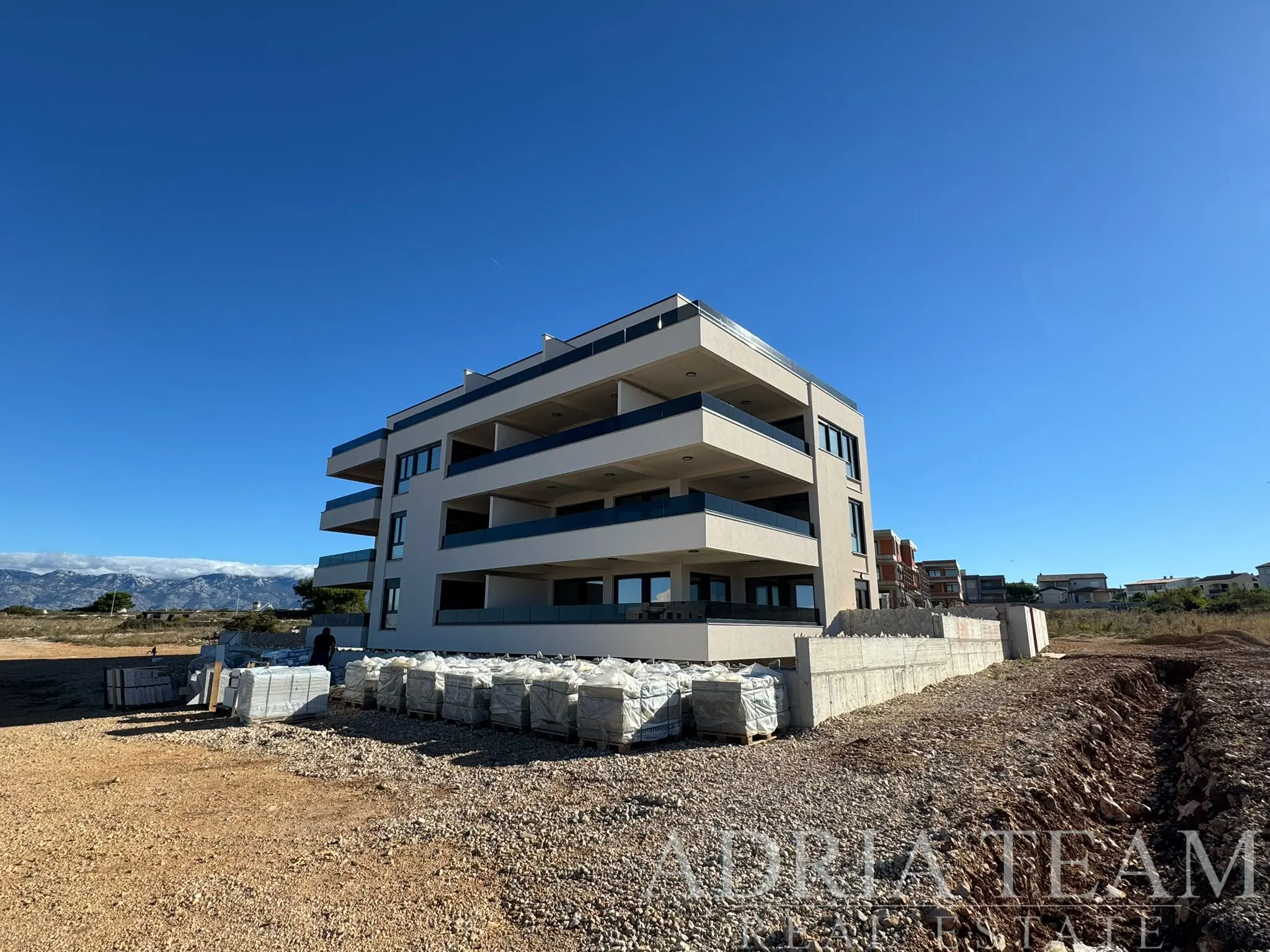 ATTRACTIVE NEW BUILD – 2-BEDROOM APARTMENT WITH PRIVATE GARDEN AND TERRACE – POVLJANA, PAG