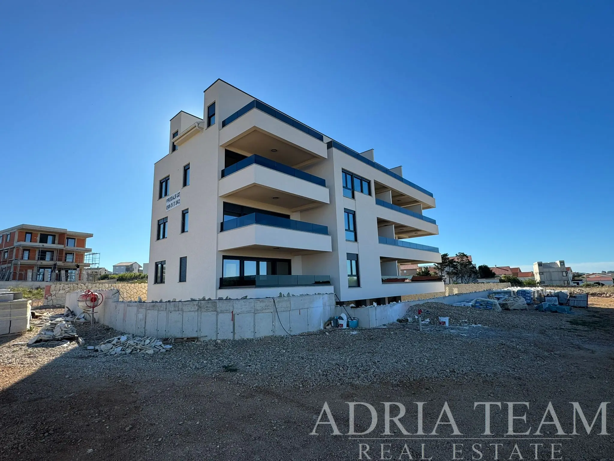 ATTRACTIVE NEW BUILD – SPACIOUS 2-BEDROOM APARTMENT WITH LARGE TERRACE AND PRIVATE GARDEN – POVLJANA, PAG