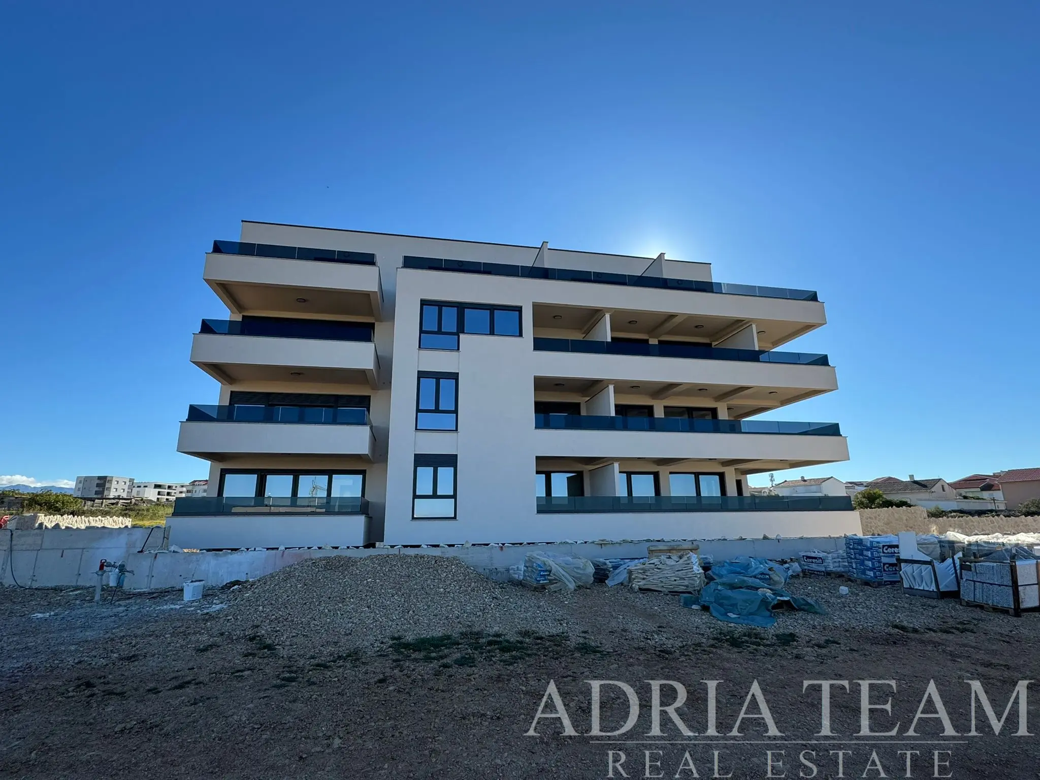 ATTRACTIVE NEW BUILD – SPACIOUS 2-BEDROOM APARTMENT WITH LARGE TERRACE AND PRIVATE GARDEN – POVLJANA, PAG