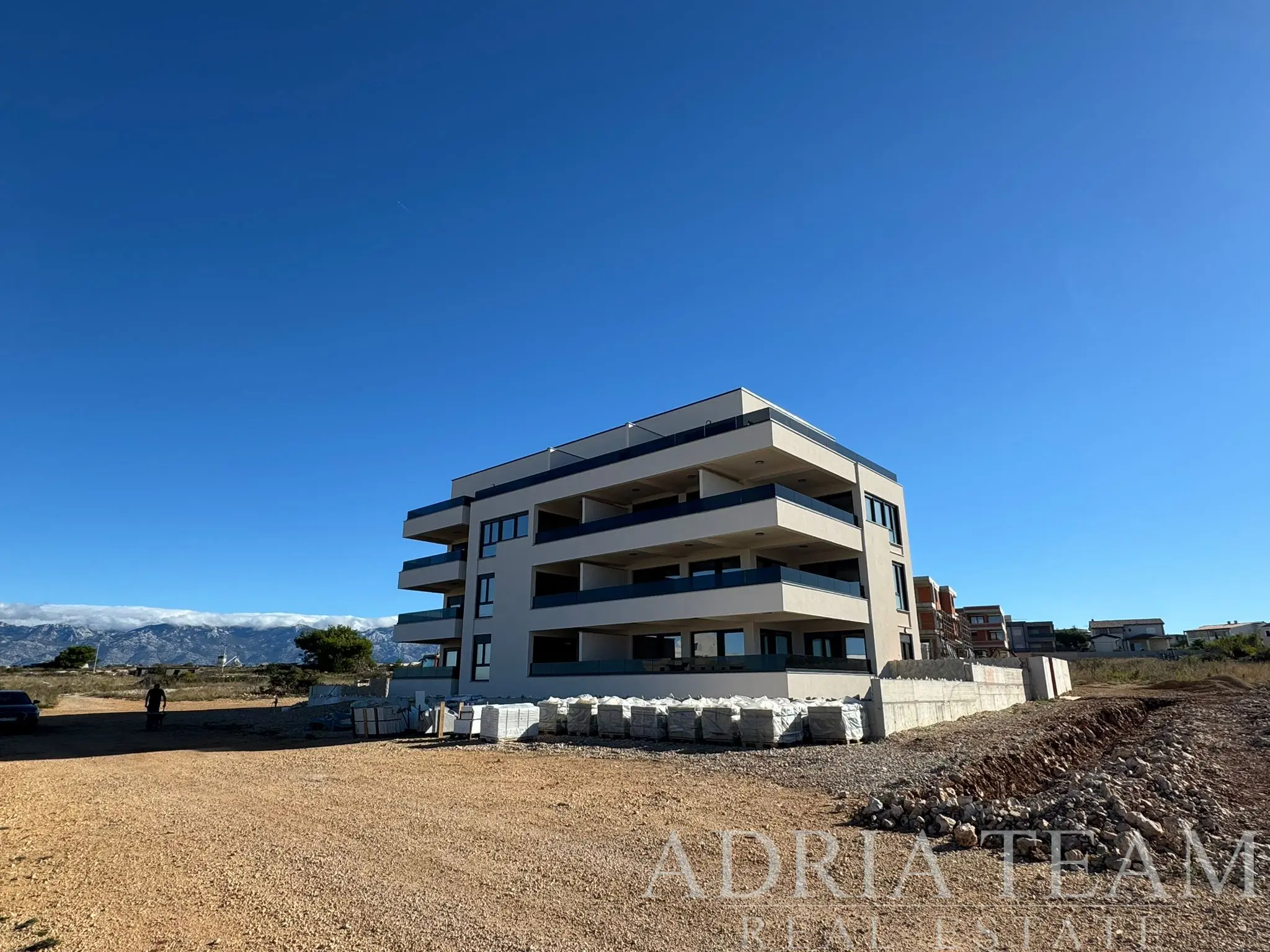 LUXURY NEW BUILD – DUPLEX APARTMENT WITH ROOF TERRACE AND GARAGE – POVLJANA, PAG