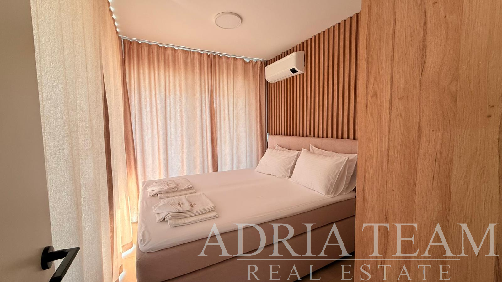 APARTMENT FIRST ROW TO THE SEA WITH POOL - POVLJANA, PAG