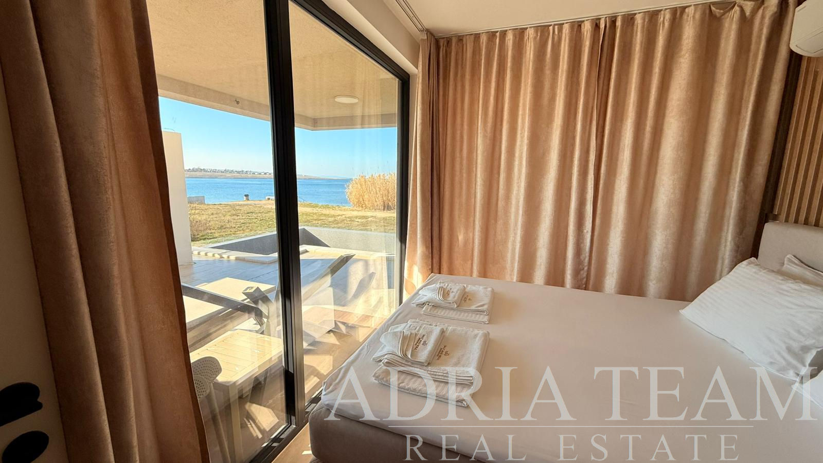 APARTMENT FIRST ROW TO THE SEA WITH POOL - POVLJANA, PAG