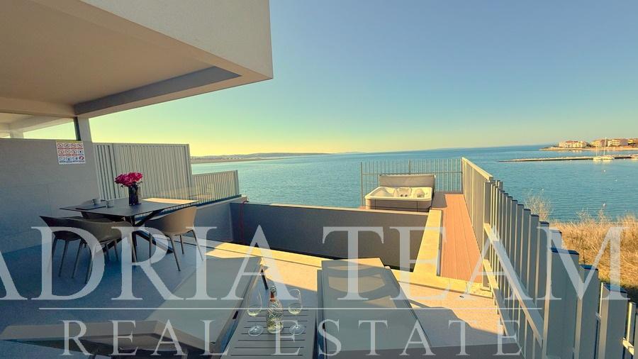 GROUND FLOOR APARTMENT WITH GARDEN AND PRIVATE POOL, FIRST LINE TO THE SEA - POVLJANA