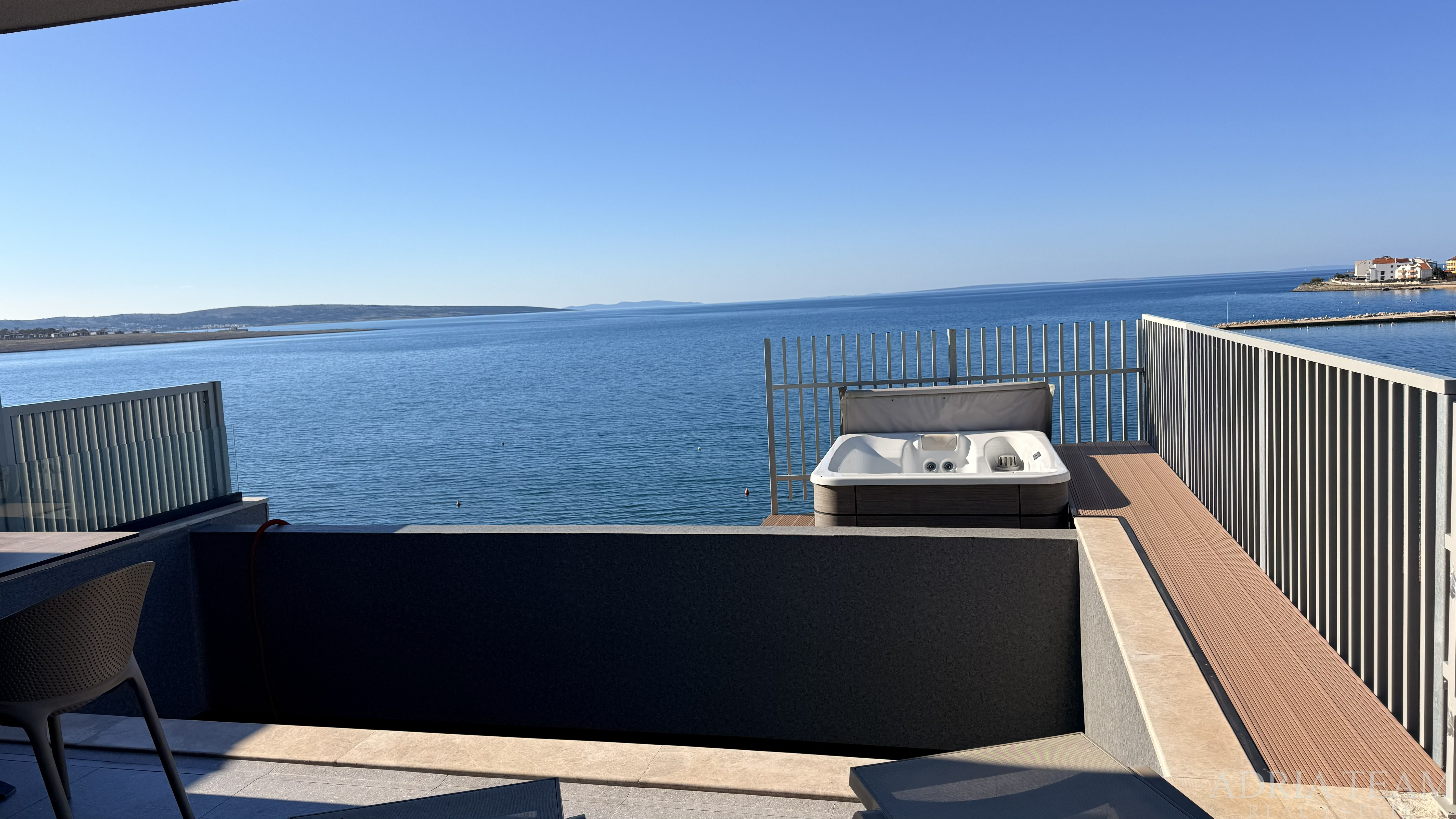 GROUND FLOOR APARTMENT WITH GARDEN AND PRIVATE POOL, FIRST LINE TO THE SEA - POVLJANA