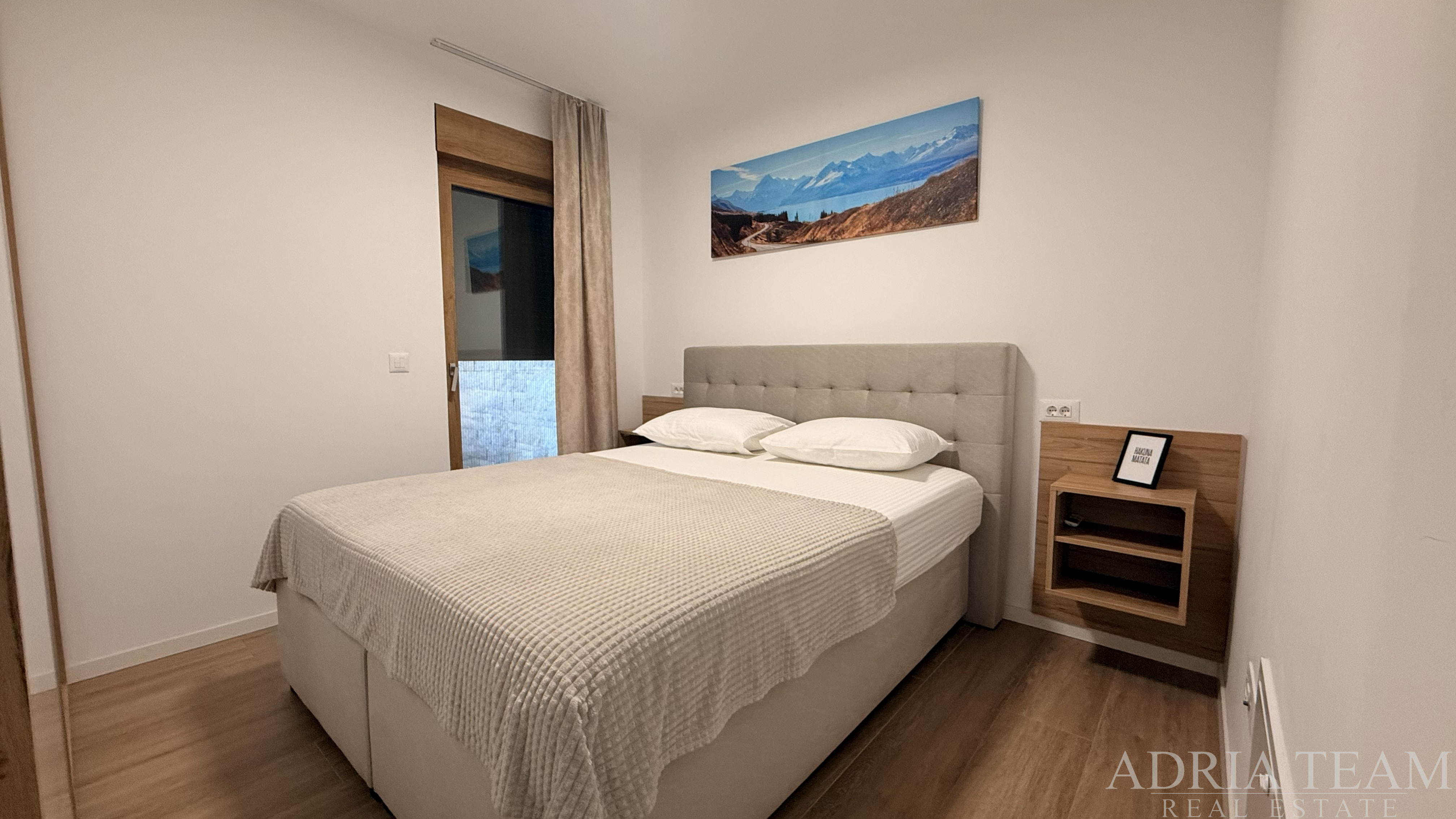 GROUND FLOOR APARTMENT WITH GARDEN AND PRIVATE POOL, FIRST LINE TO THE SEA - POVLJANA