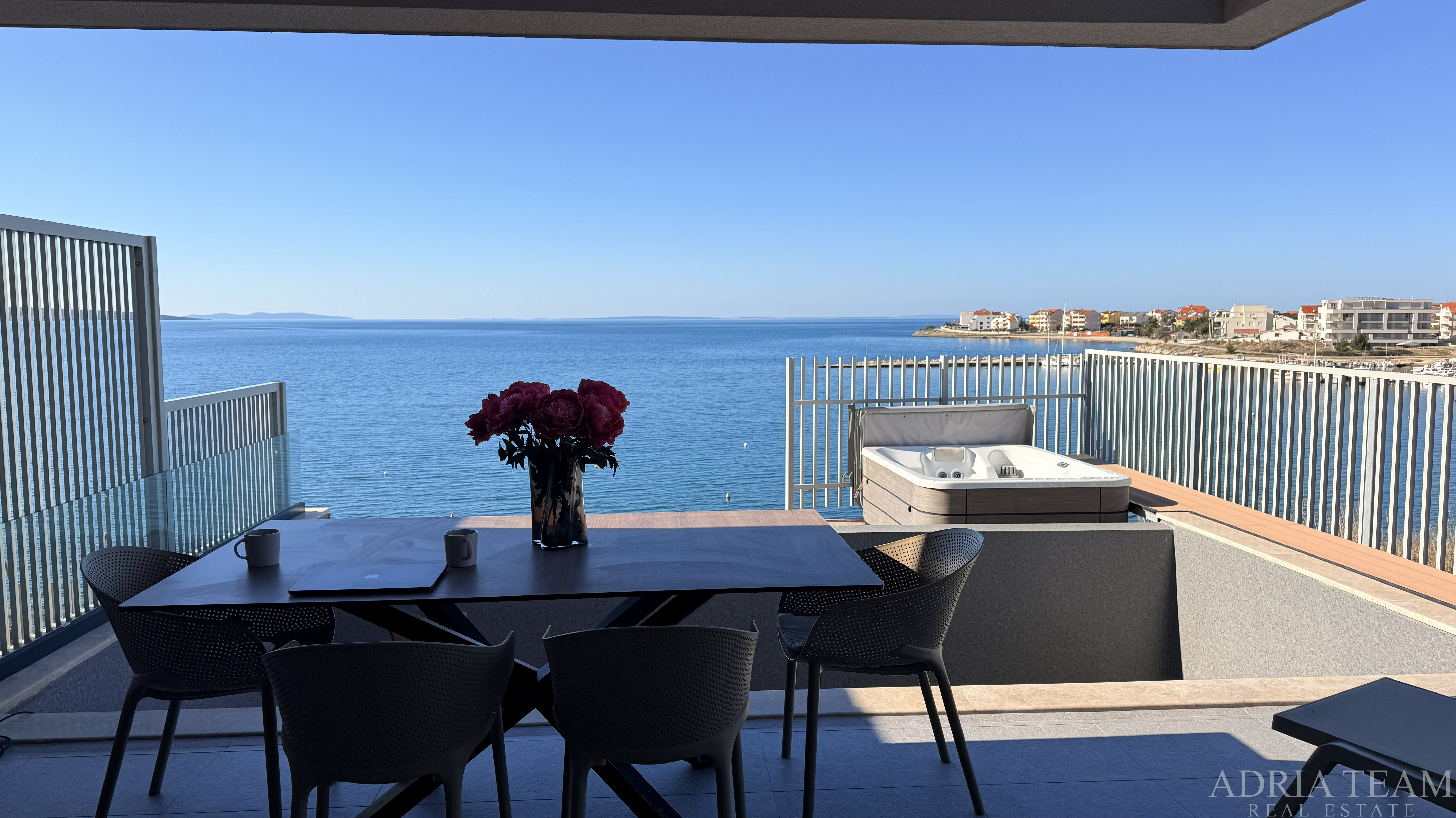 GROUND FLOOR APARTMENT WITH GARDEN AND PRIVATE POOL, FIRST LINE TO THE SEA - POVLJANA