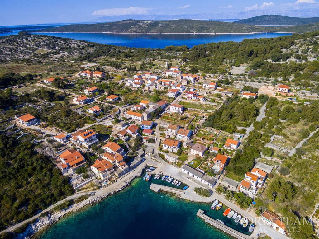 BUILDING PLOT 745m2+660m2+560m2, 1. ROW TO THE SEA - ON THE ISLAND OF ZVERINAC NEAR ZADAR