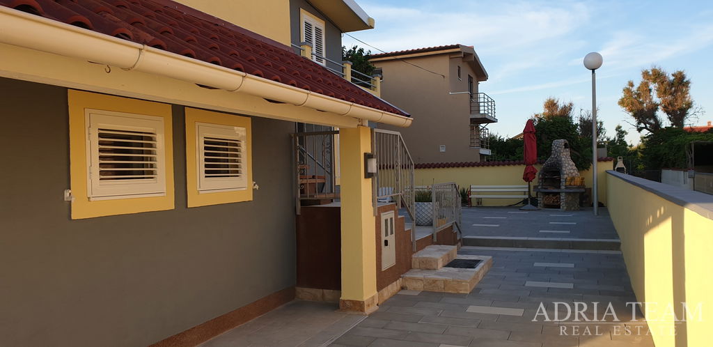 ATTRACTIVE APARTMENT HOUSE IN THE FIRST ROW TO THE SEA – NIN, ŽDRIJAC