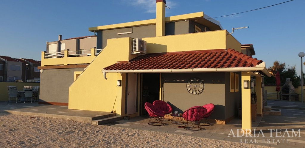 ATTRACTIVE APARTMENT HOUSE IN THE FIRST ROW TO THE SEA – NIN, ŽDRIJAC