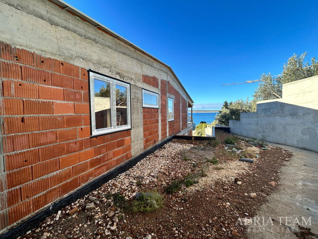 APARTMENT WITH GARDEN, NEW BUILD – PRIVLAKA