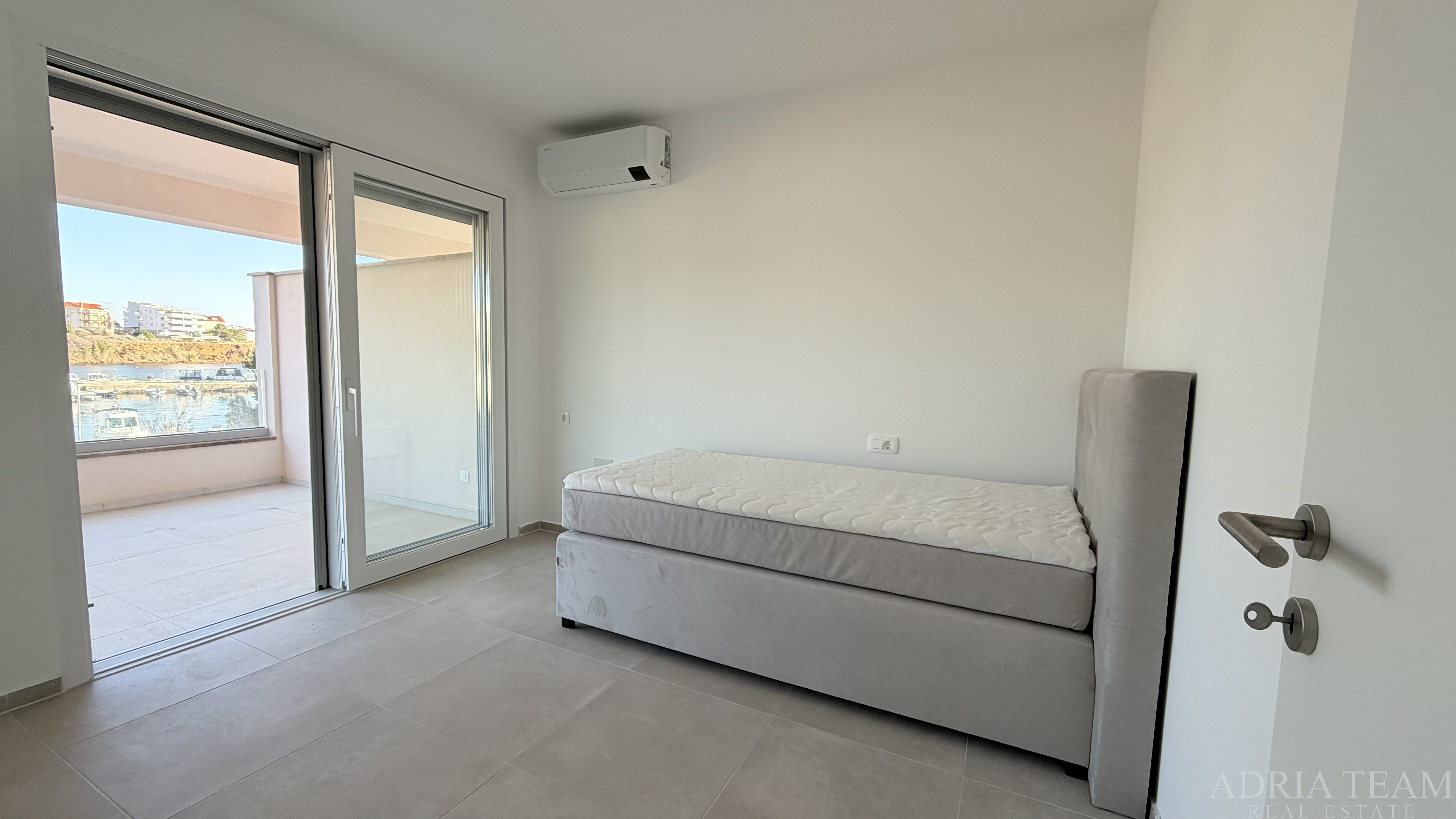 APARTMENT FIRST ROW BY THE SEA, OPEN SEA VIEW – POVLJANA, PAG