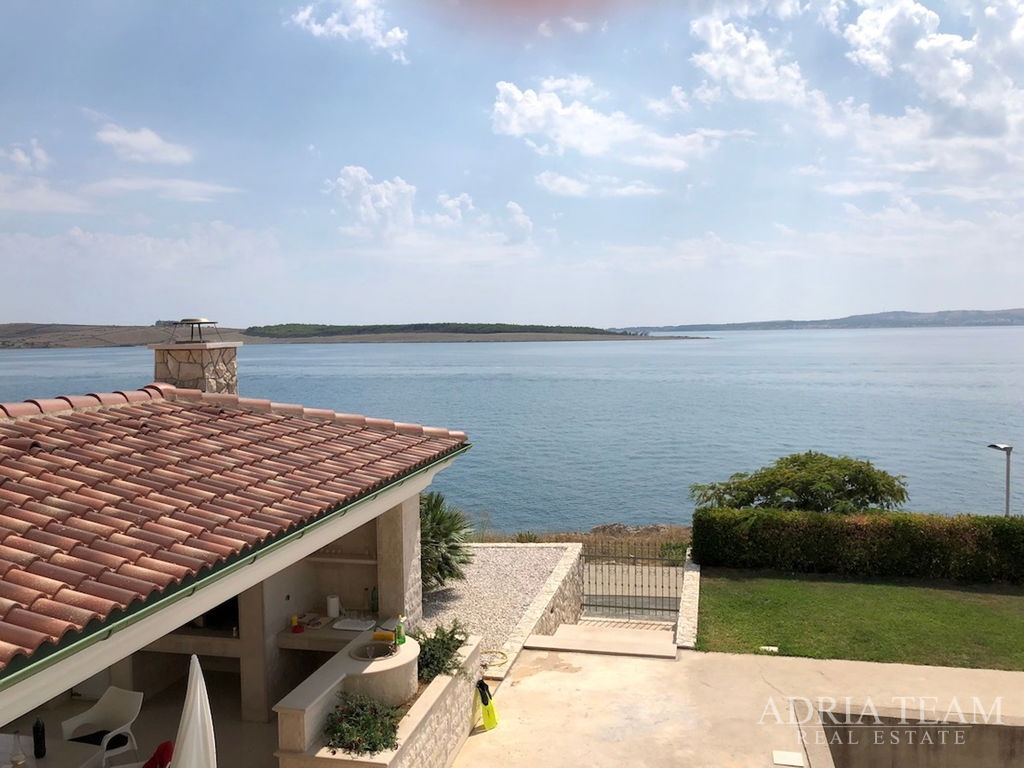LUXURY APARTMENT 105.41m2 WITH TERRACE AND FIREPLACE – FIRST ROW TO THE SEA – POVLJANA, PAG