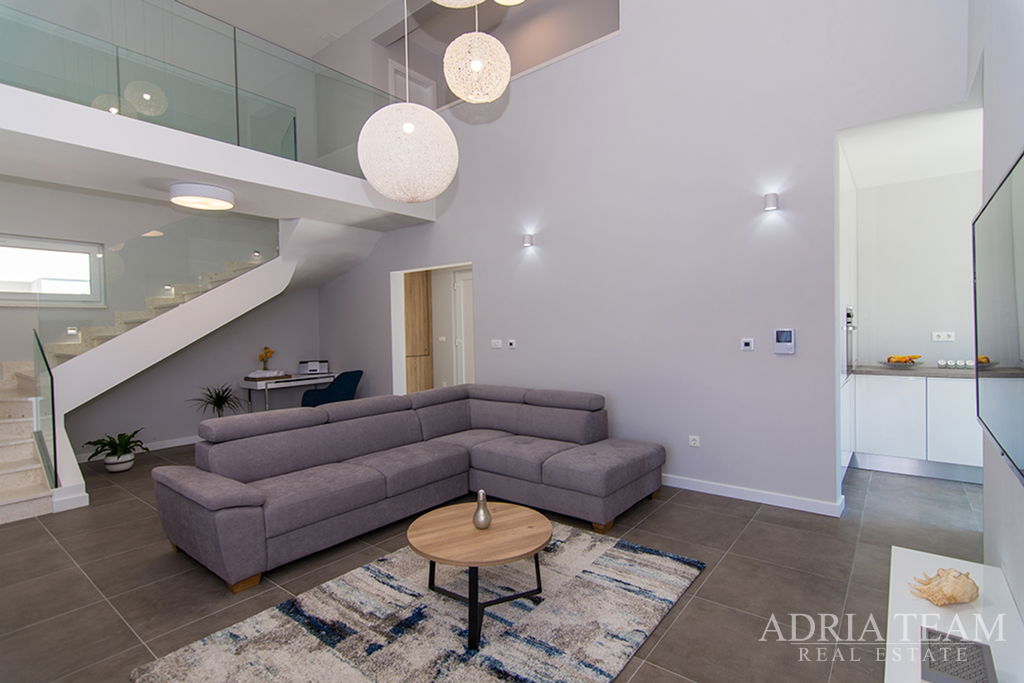 MODERN LUXURY FAMILY VILLA 2 - 202m2 – 300m FROM THE SEA – KAŠTEL KAMBELOVAC