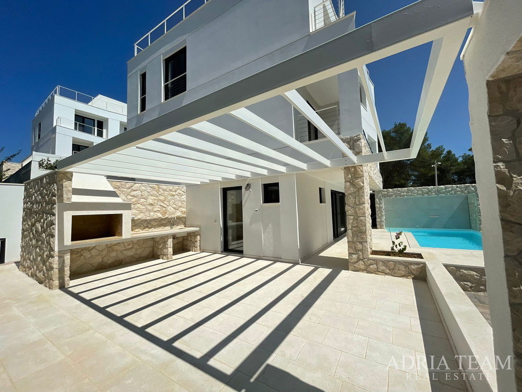 LUXURY PENTHOUSE WITH ROOF TERRACE AND HEATED POOL, 100m FROM THE SEA – KOŽINO, ZADAR