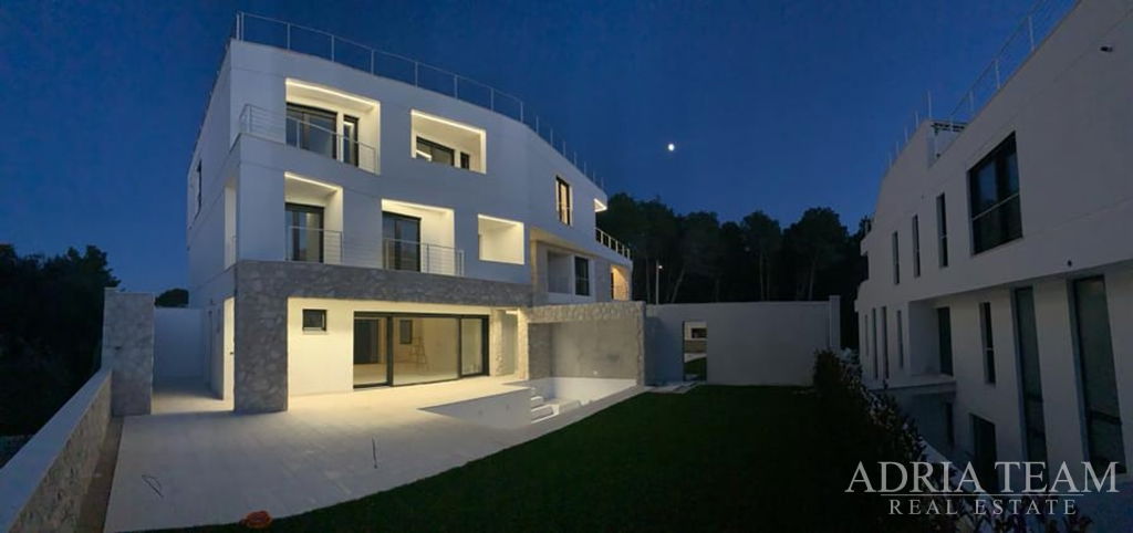 LUXURY PENTHOUSE WITH ROOF TERRACE AND HEATED POOL, 100m FROM THE SEA – KOŽINO, ZADAR