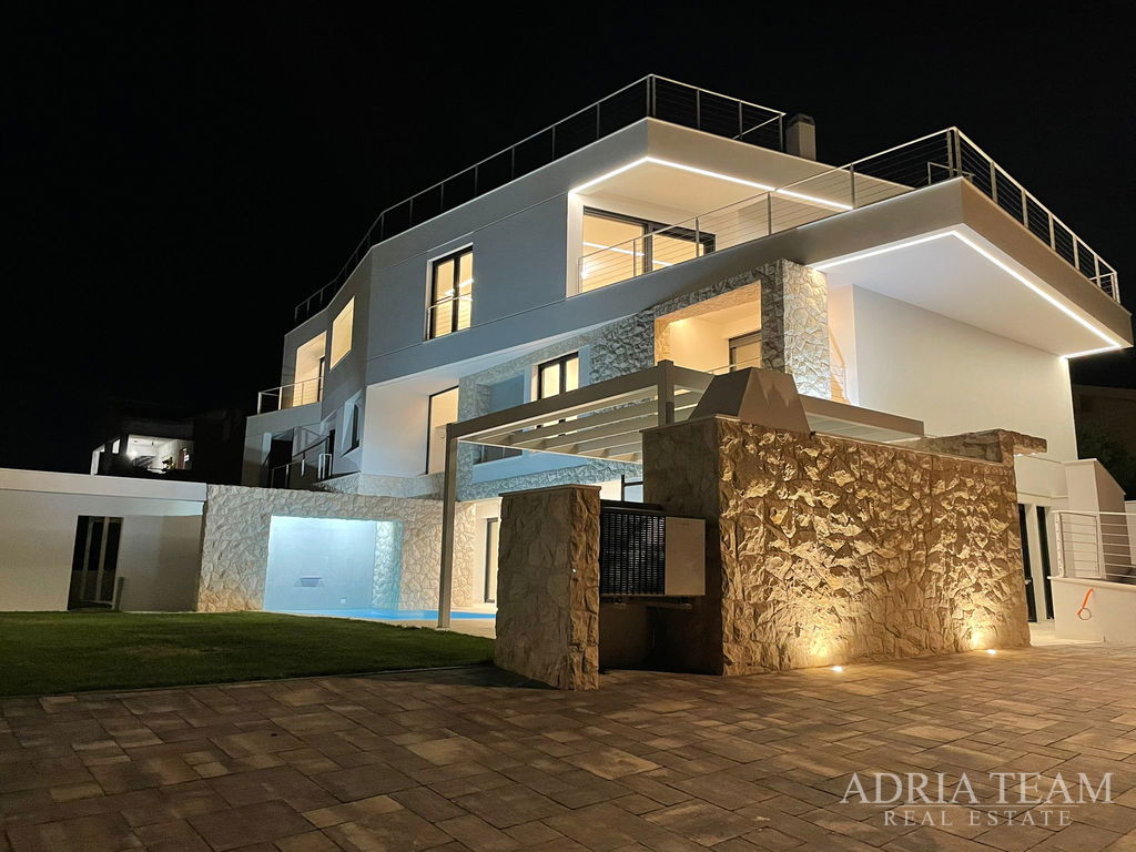 LUXURY DUPLEX APARTMENT WITH GARDEN AND HEATED POOL, 100m FROM THE SEA – KOŽINO, ZADAR