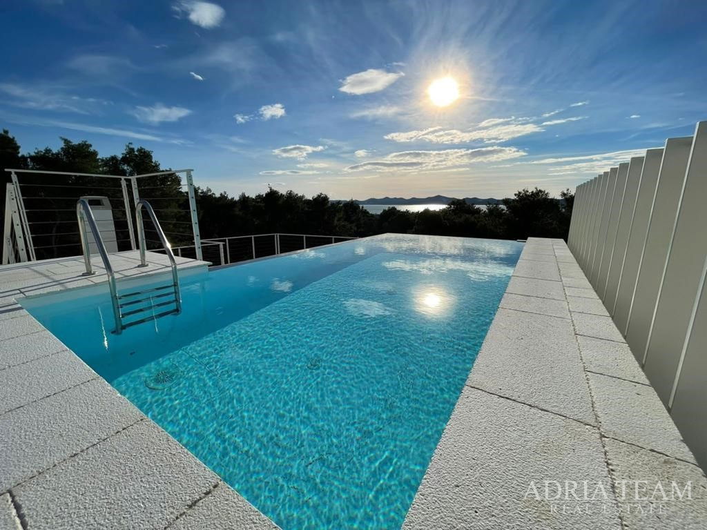 LUXURY DUPLEX APARTMENT WITH GARDEN AND HEATED POOL, 100m FROM THE SEA – KOŽINO, ZADAR