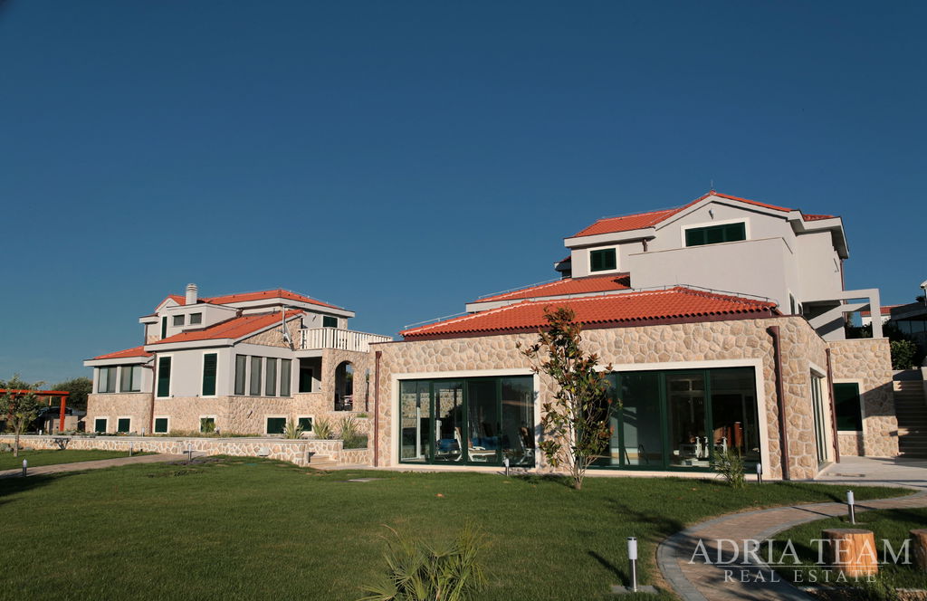 ATTRACTIVE LUXURY VILLA 488.42m2 WITH WELLNESS AREA – 100m FROM THE MARINA – BETINA, MURTER