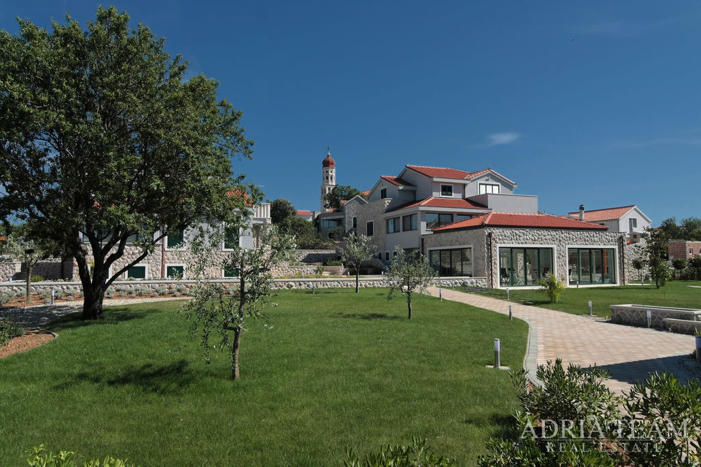 ATTRACTIVE LUXURY VILLA 488.42m2 WITH WELLNESS AREA – 100m FROM THE MARINA – BETINA, MURTER