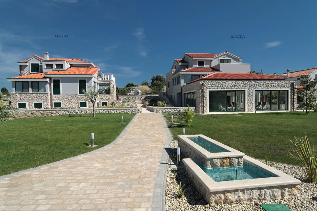 ATTRACTIVE LUXURY VILLA 488.42m2 WITH WELLNESS AREA – 100m FROM THE MARINA – BETINA, MURTER