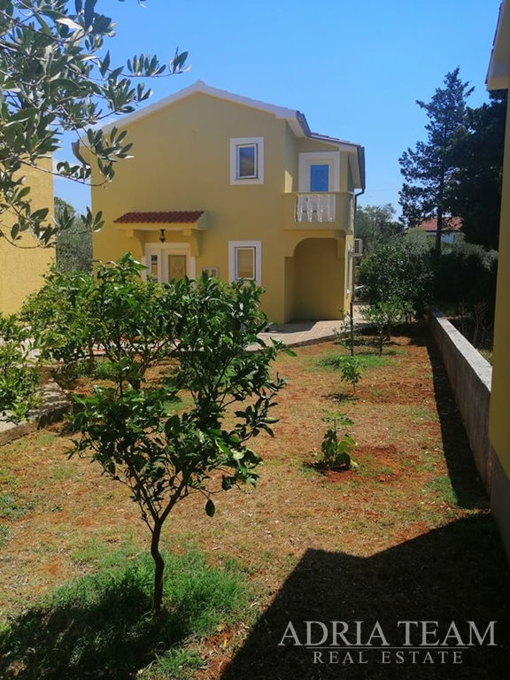 LARGER HOUSE WITH LARGE LAND, 230m FROM THE BEACH - UGLJAN