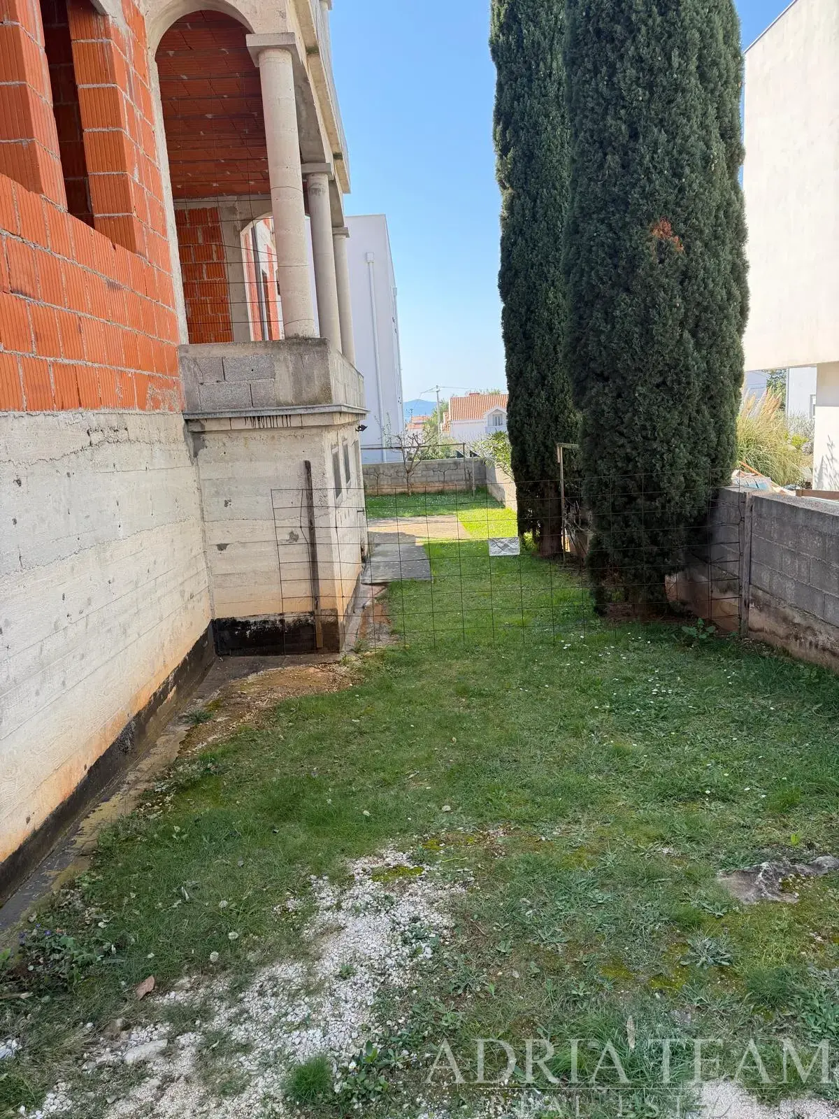 HOUSE WITH 6 RESIDENTIAL UNITS WITH SEA VIEW – DIKLO, ZADAR