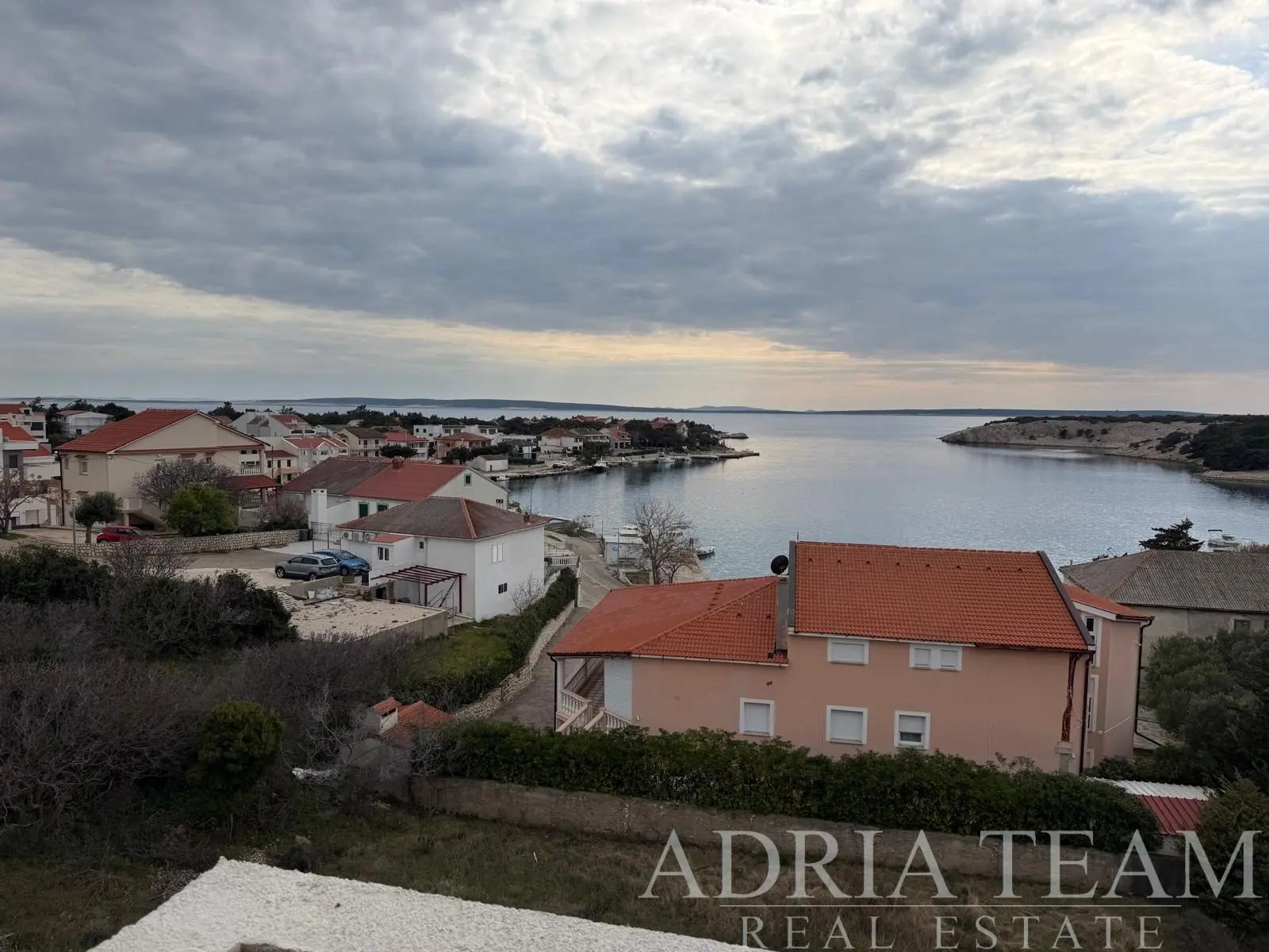SPACIOUS ATTIC APARTMENT WITH TWO TERRACES – ŠIMUNI, PAG