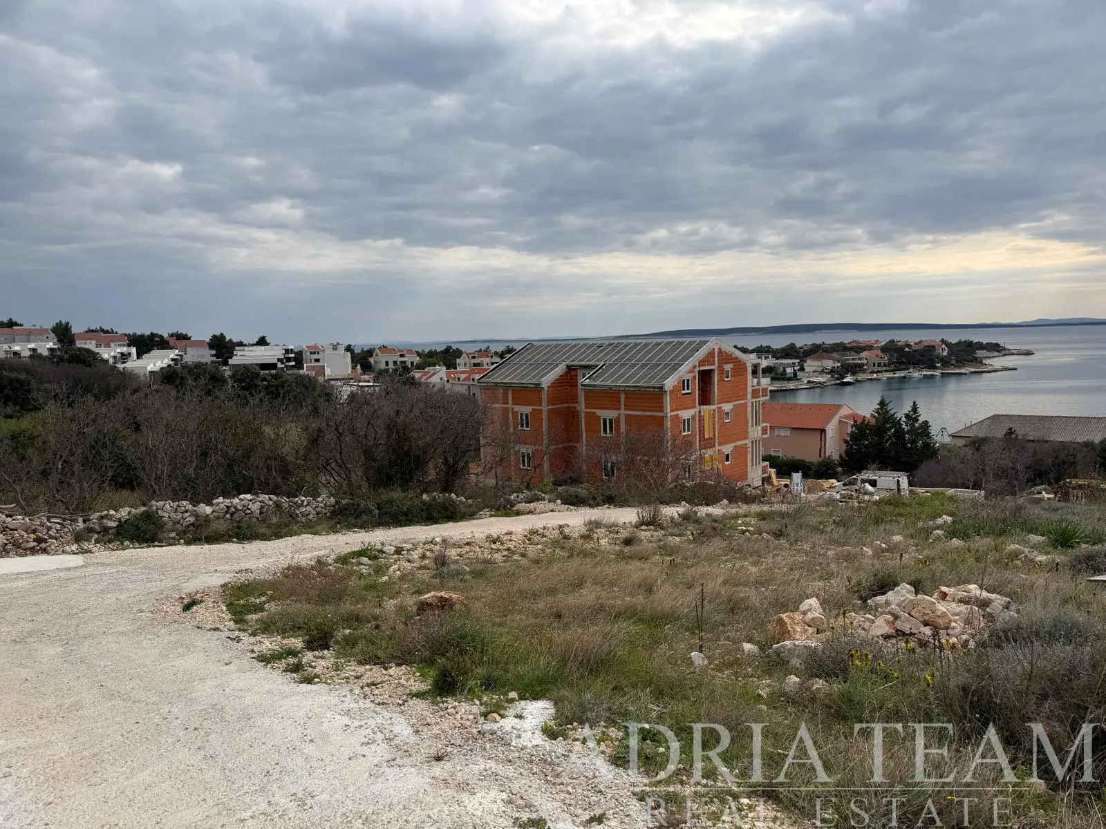SPACIOUS ATTIC APARTMENT WITH TWO TERRACES – ŠIMUNI, PAG