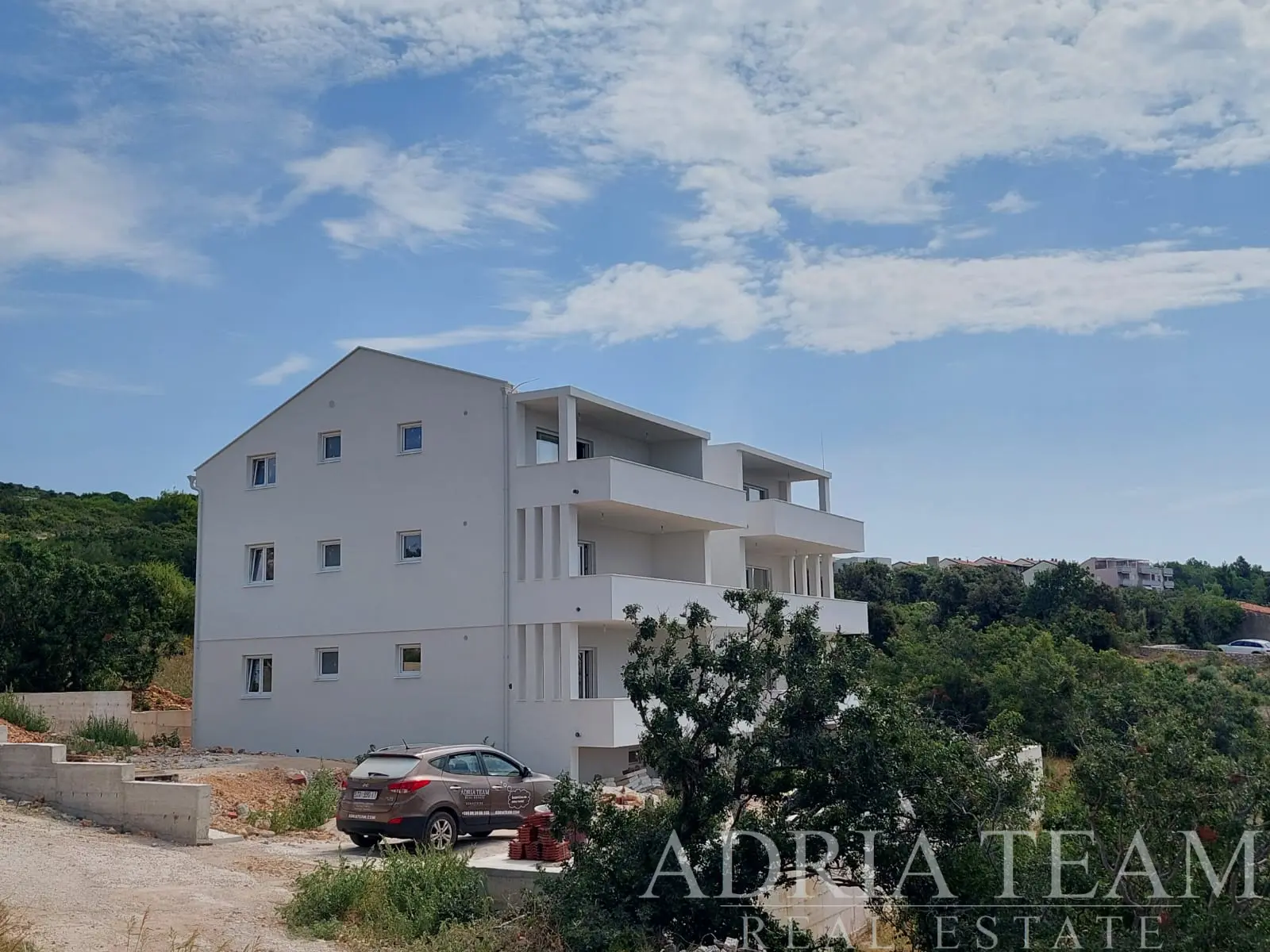 SPACIOUS ATTIC APARTMENT WITH TWO TERRACES – ŠIMUNI, PAG