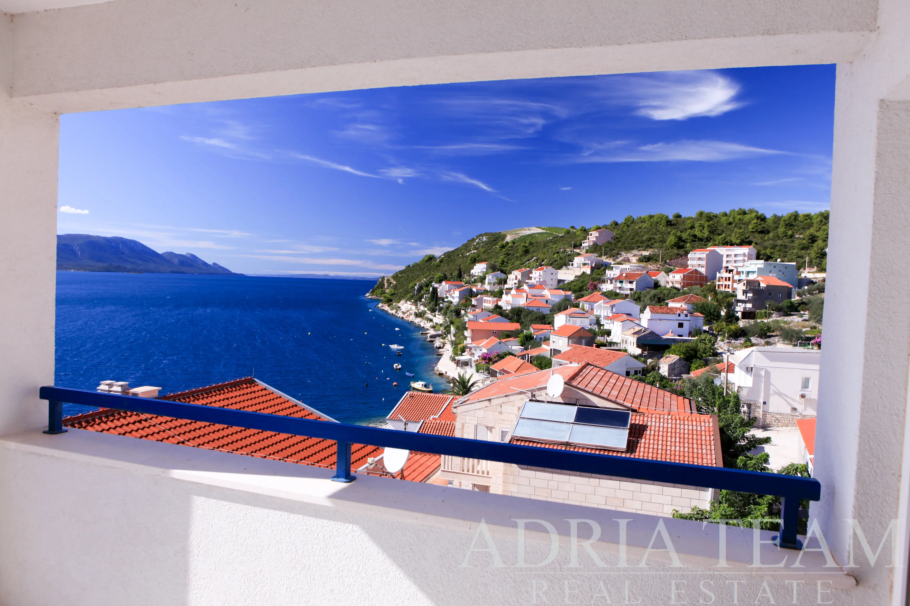 LUXURY PENTHOUSE WITH THREE TERRACES – 40m FROM THE SEA – KOMARNA, SLIVNO