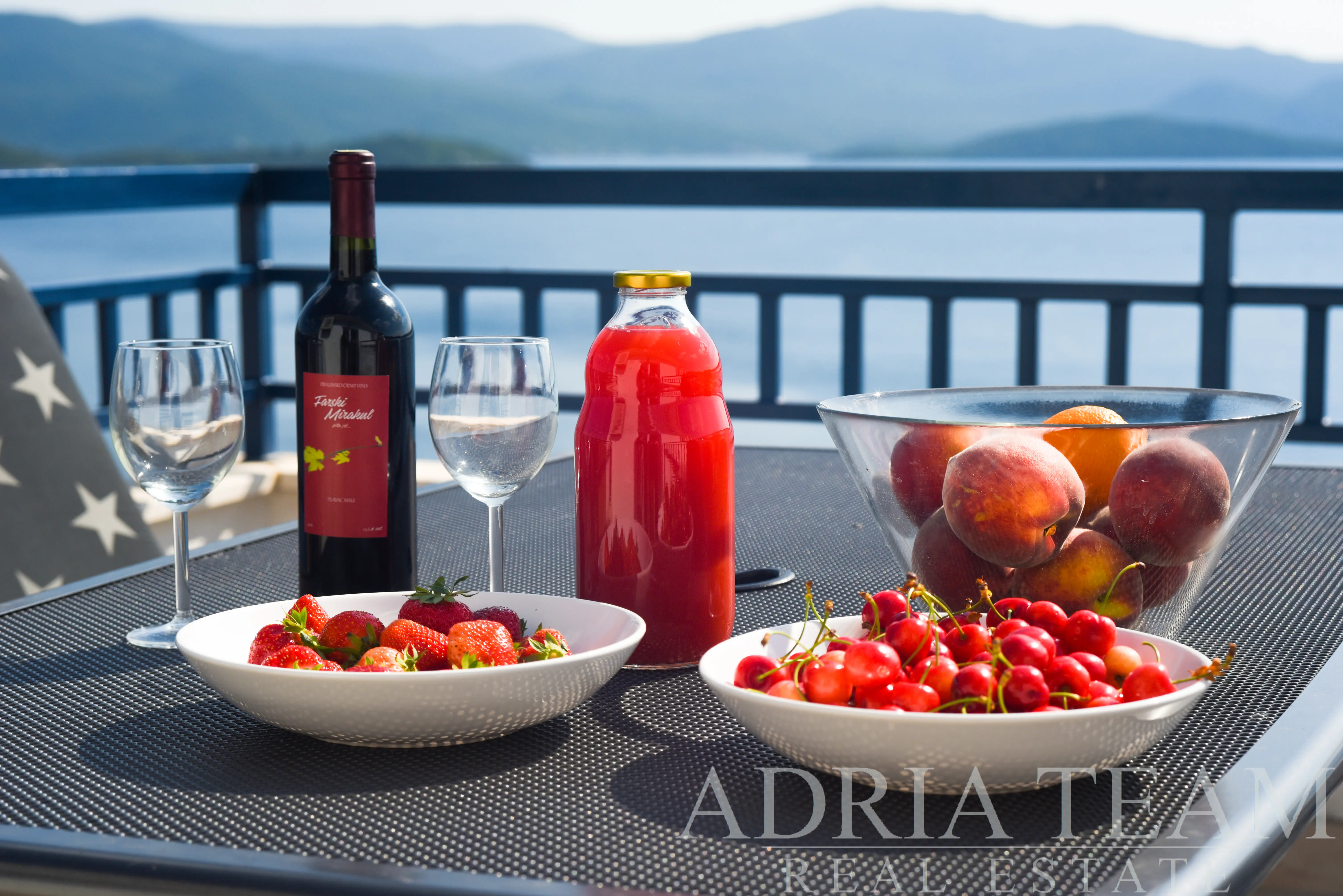 LUXURY PENTHOUSE WITH THREE TERRACES – 40m FROM THE SEA – KOMARNA, SLIVNO