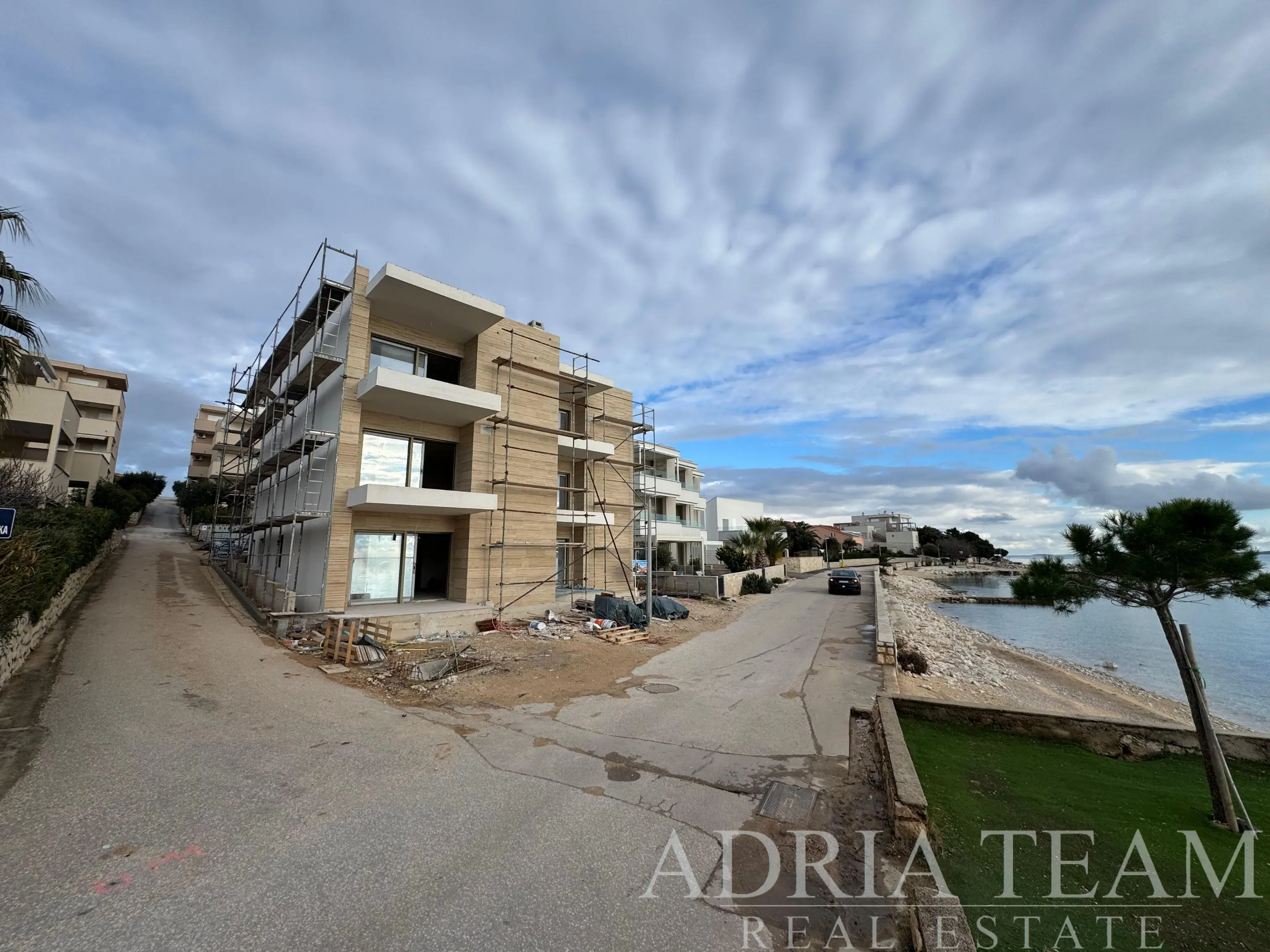 SPACIOUS THREE-BEDROOM APARTMENT WITH GARDEN AND COVERED TERRACE – IDEAL FOR A FAMILY – MANDRE, PAG