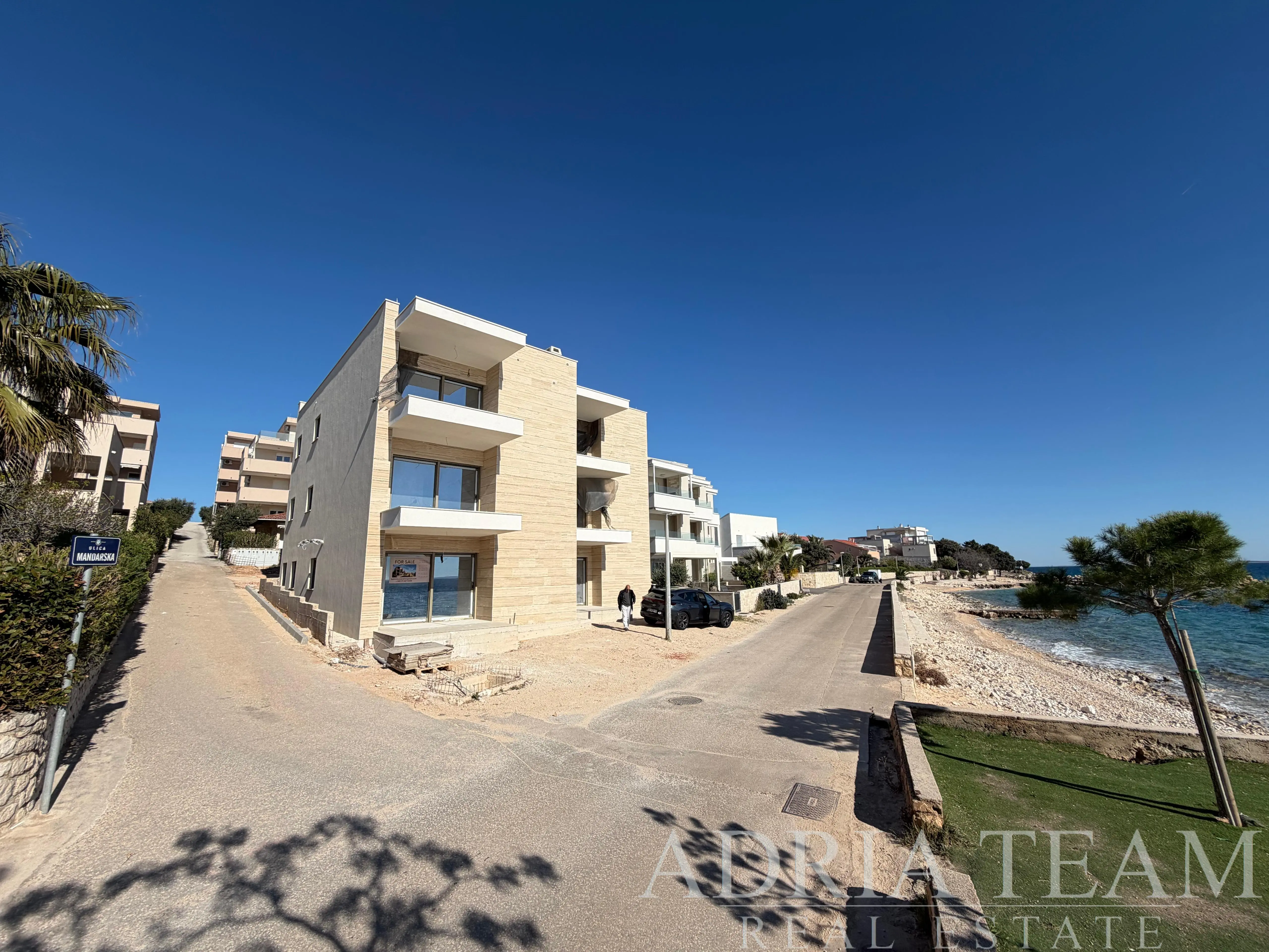 SPACIOUS THREE-BEDROOM APARTMENT WITH GARDEN AND COVERED TERRACE – IDEAL FOR A FAMILY – MANDRE, PAG