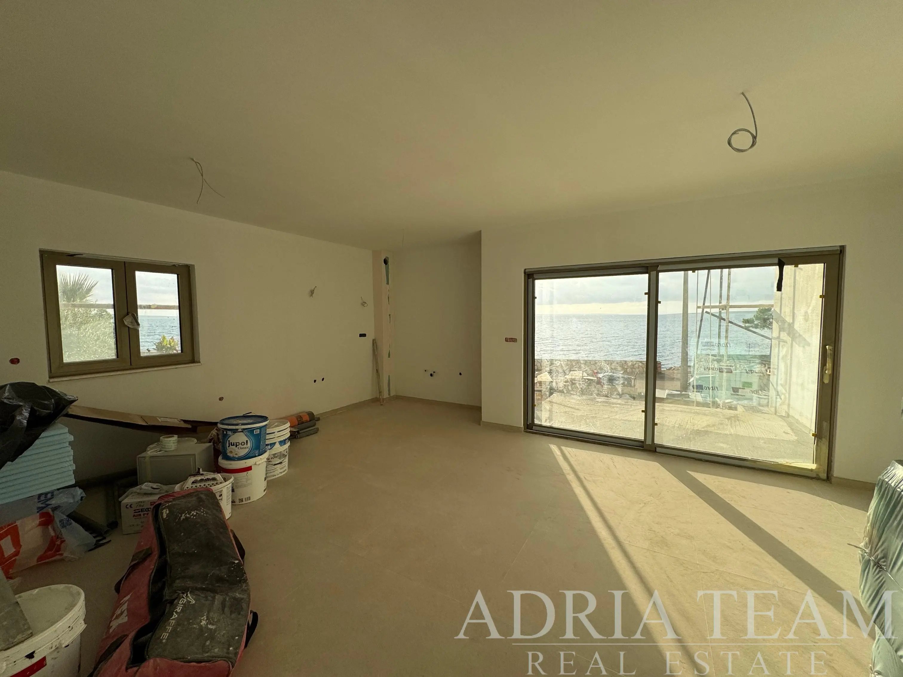EXCLUSIVE PENTHOUSE WITH SPACIOUS TERRACE AND MULTIPLE OUTDOOR AREAS – MANDRE, PAG