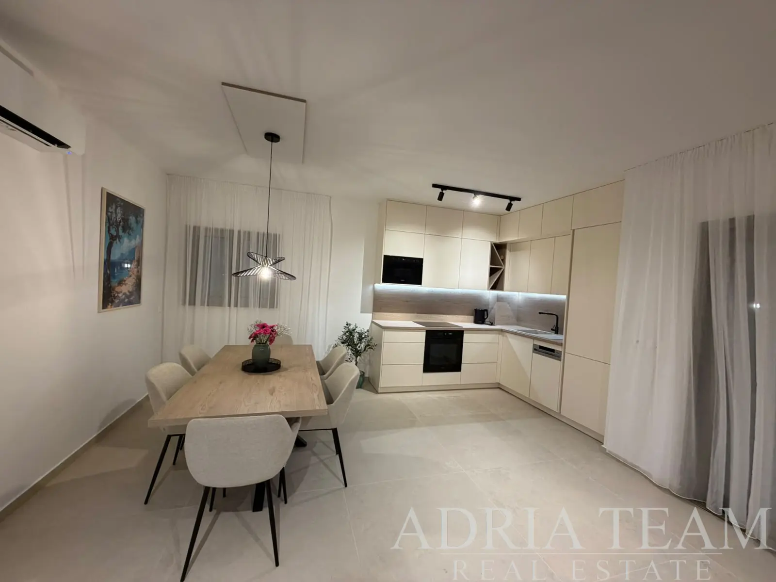 SPACIOUS AND BRIGHT APARTMENT WITH LARGE LIVING ROOM AND TERRACE – MANDRE, PAG