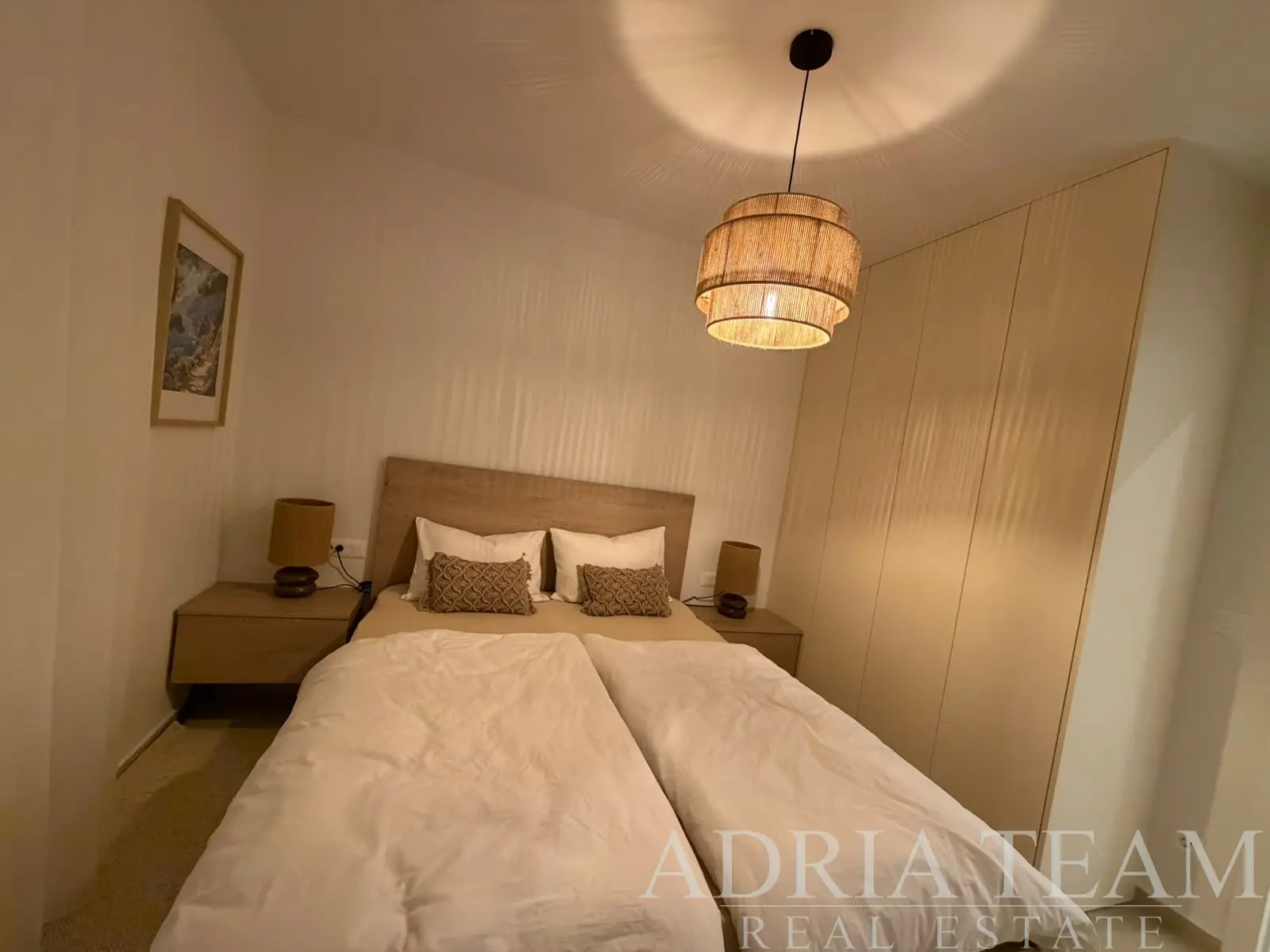 SPACIOUS AND BRIGHT APARTMENT WITH LARGE LIVING ROOM AND TERRACE – MANDRE, PAG