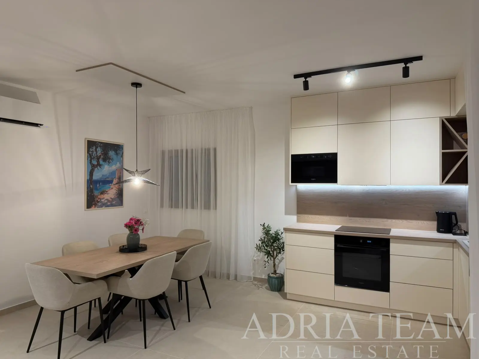 SPACIOUS AND BRIGHT APARTMENT WITH LARGE LIVING ROOM AND TERRACE – MANDRE, PAG