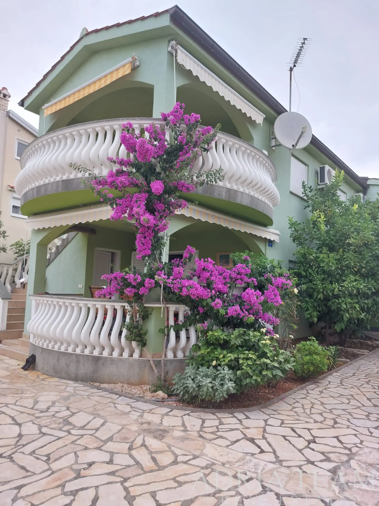 HOUSE WITH TWO APARTMENTS AND A STUDIO – VIR
