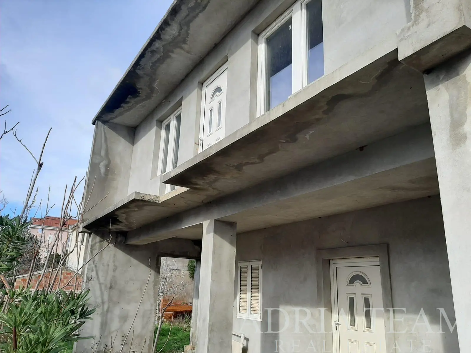 HOUSE FOR RENOVATION IN THE CENTRE OF POVLJANA – EXCELLENT INVESTMENT OPPORTUNITY