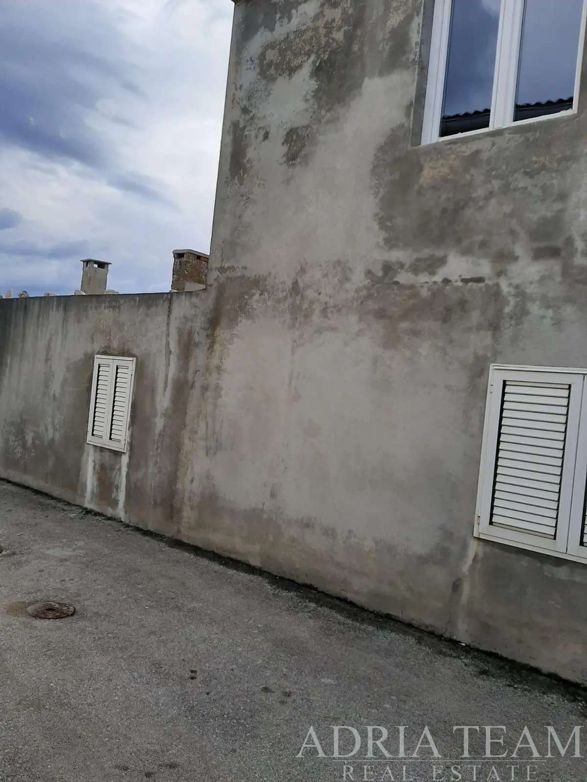 HOUSE FOR RENOVATION IN THE CENTRE OF POVLJANA – EXCELLENT INVESTMENT OPPORTUNITY