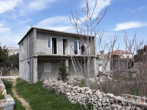 HOUSE FOR RENOVATION IN THE CENTRE OF POVLJANA – EXCELLENT INVESTMENT OPPORTUNITY property for sale