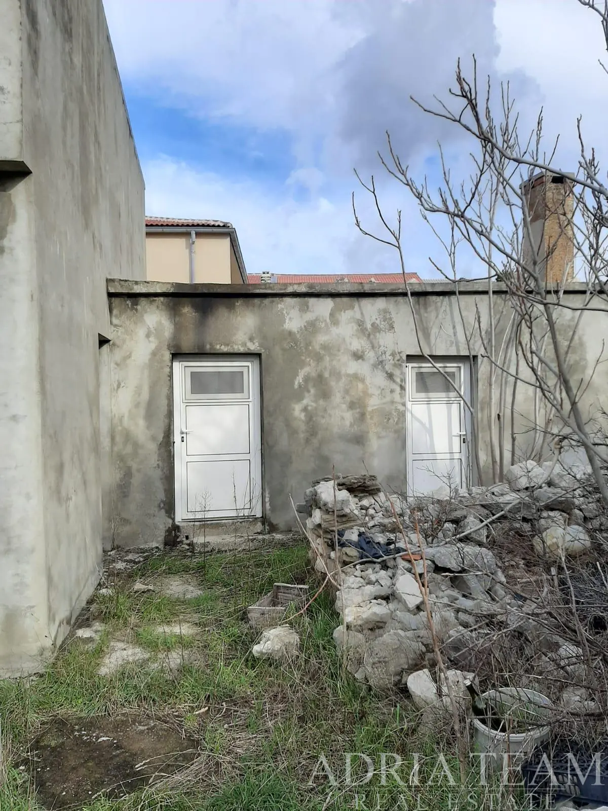 HOUSE FOR RENOVATION IN THE CENTRE OF POVLJANA – EXCELLENT INVESTMENT OPPORTUNITY