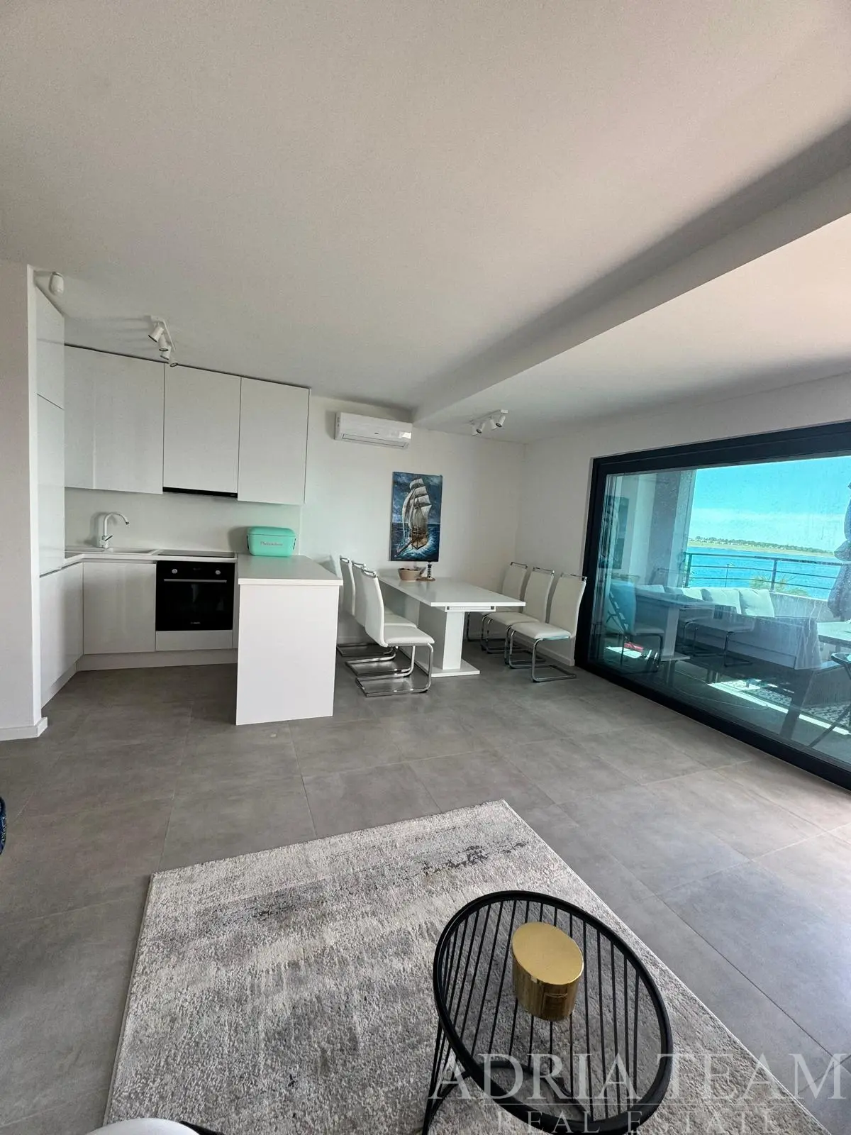 POVLJANA – EXCLUSIVE THREE-BEDROOM APARTMENT WITH TERRACE, STORAGE AND PARKING