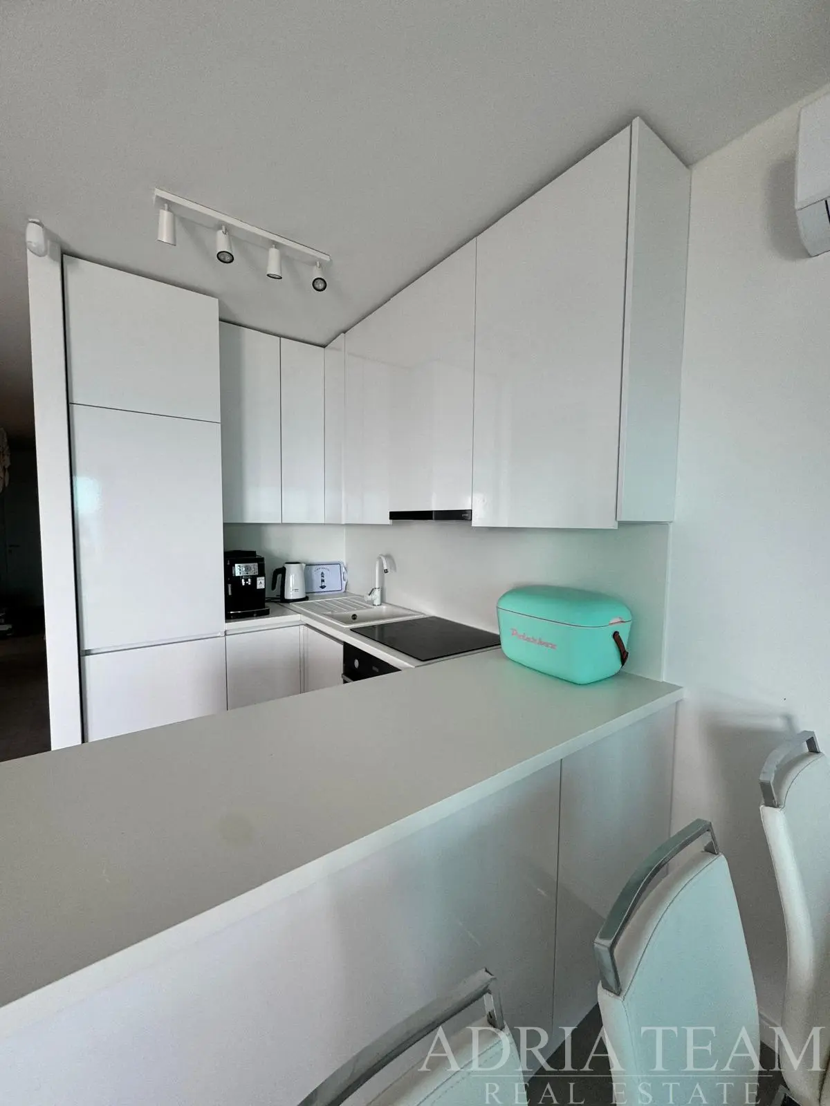 POVLJANA – EXCLUSIVE THREE-BEDROOM APARTMENT WITH TERRACE, STORAGE AND PARKING