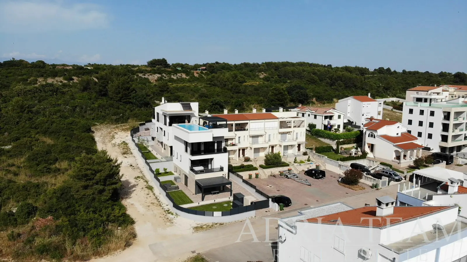 LUXURY APARTMENT BUILDING WITH PENTHOUSE AND SWIMMING POOL – ZADAR, DIKL