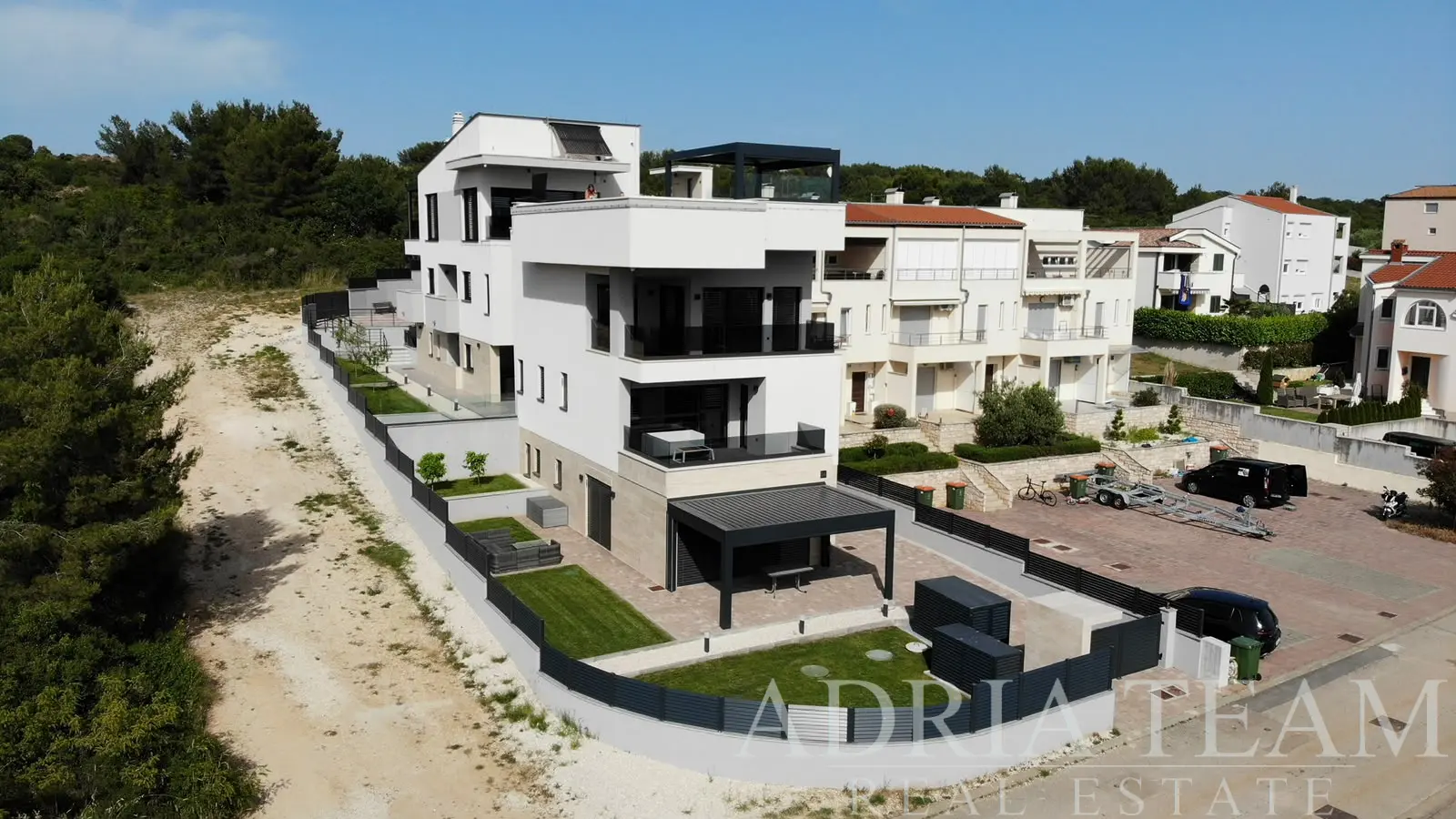LUXURY APARTMENT BUILDING WITH PENTHOUSE AND SWIMMING POOL – ZADAR, DIKL