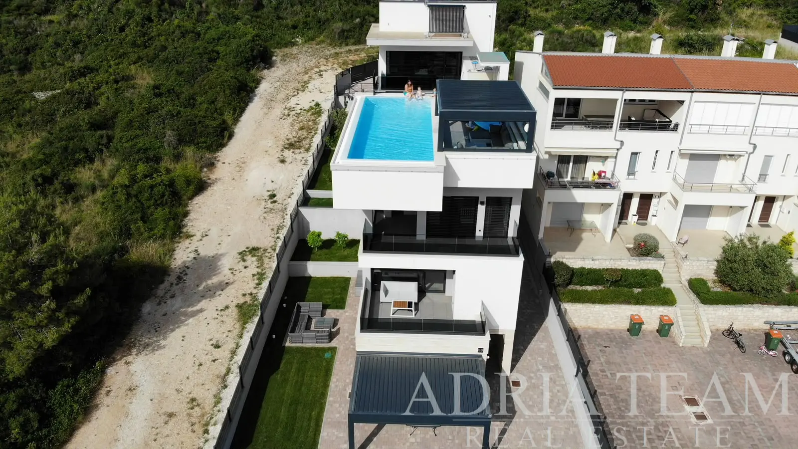 LUXURY APARTMENT BUILDING WITH PENTHOUSE AND SWIMMING POOL – ZADAR, DIKL