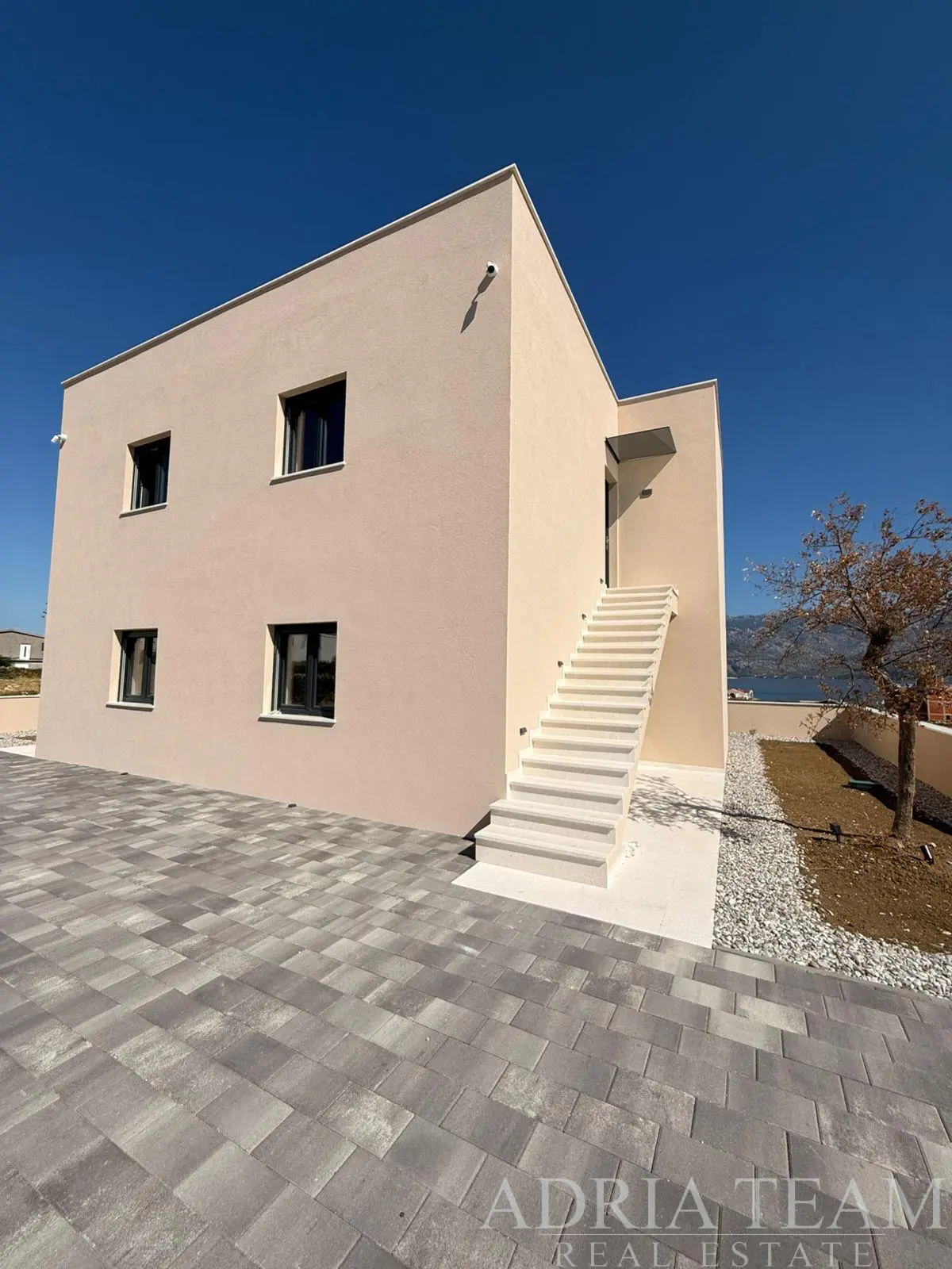 MODERN TWO-BEDROOM APARTMENT IN A NEW DEVELOPMENT WITH SEA AND VELEBIT MOUNTAIN VIEWS – RAŽANAC