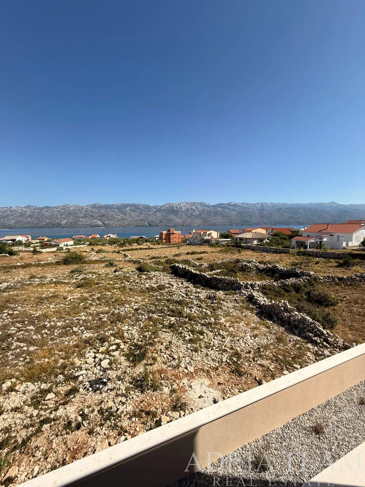 MODERN TWO-BEDROOM APARTMENT IN A NEW DEVELOPMENT WITH SEA AND VELEBIT MOUNTAIN VIEWS – RAŽANAC